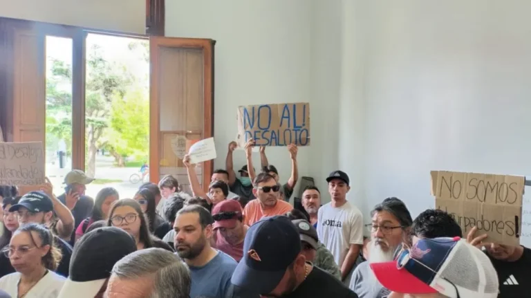 Merino recibió a más de 60 familias que temen que la Justicia les quite sus casas