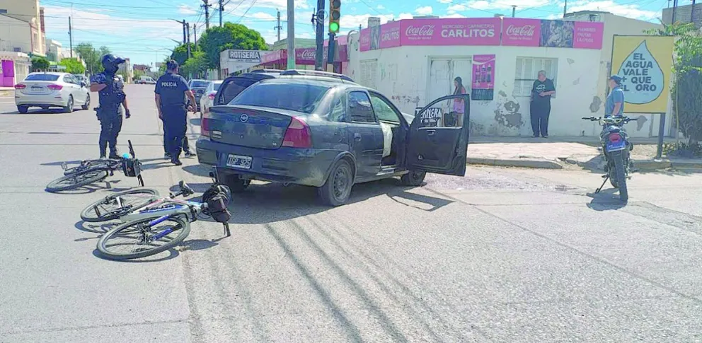 Tres niños golpeados en violento choque en esquina con semáforos de la zona norte de Trelew
