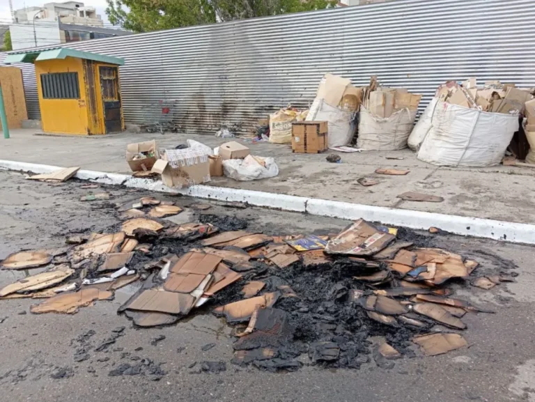 Se incendió nuevamente un acopio de cartones en el mismo lugar que hace dos semanas