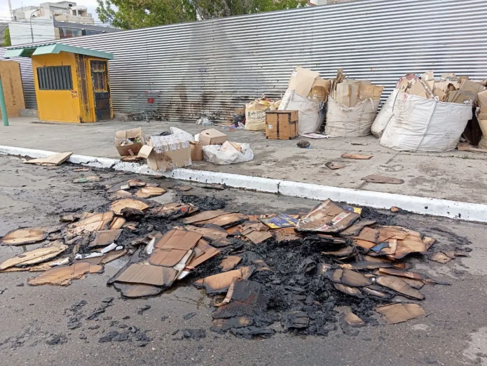 Se incendió nuevamente un acopio de cartones en el mismo lugar que hace dos semanas