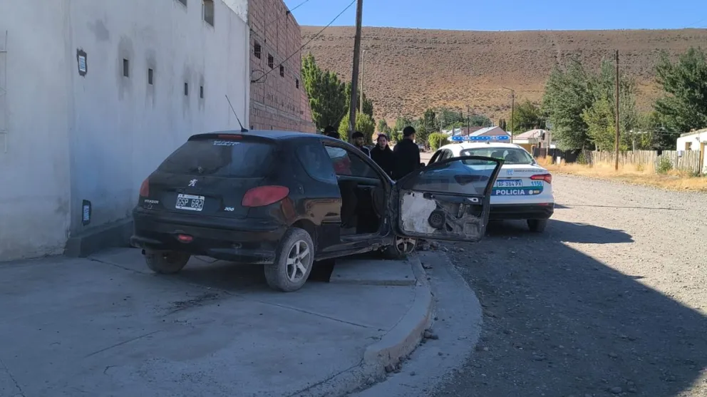 Una conductora chocó contra un cantero y le retuvieron el vehículo