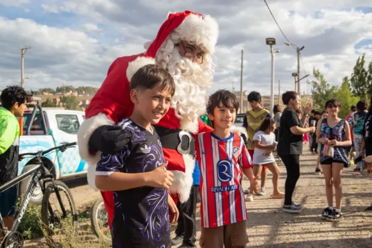 Papá Noel recorrió los barrios de Comodoro y alegró a miles de familias anticipando los festejos de navidad