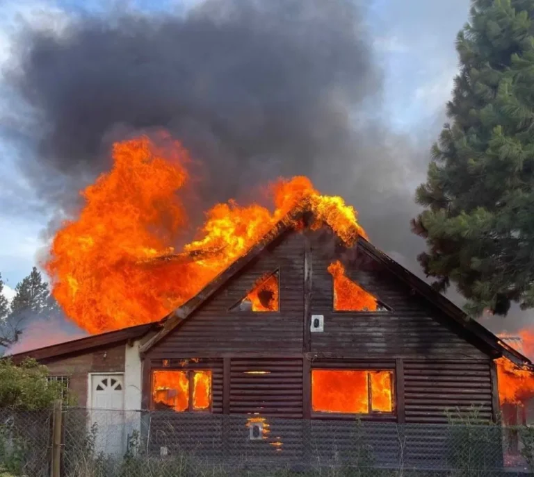 Una cabaña fue destruida a raíz de un incendio