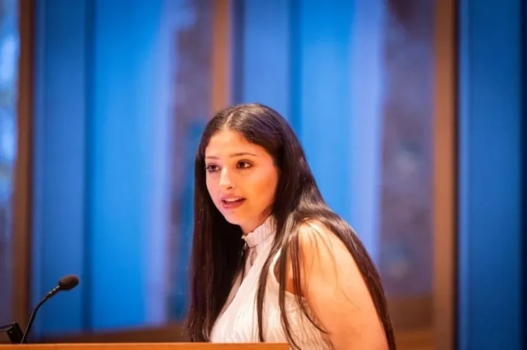 Ovacionan en La Haya a una joven argentina que defendió la Universidad Pública