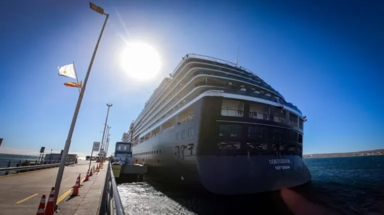 Chubut recibió al crucero Oosterdam, en la primera de sus tres recaladas previstas para esta temporada