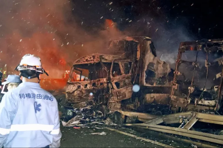 Tragedia en Japón: choque múltiple de 50 vehículos deja dos muertos y decenas de heridos