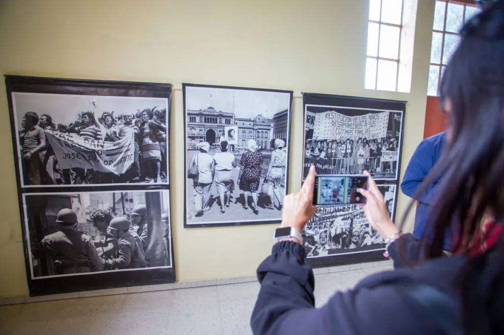 Inauguraron la muestra fotográfica “Madres de Plaza de Mayo y la resistencia popular”