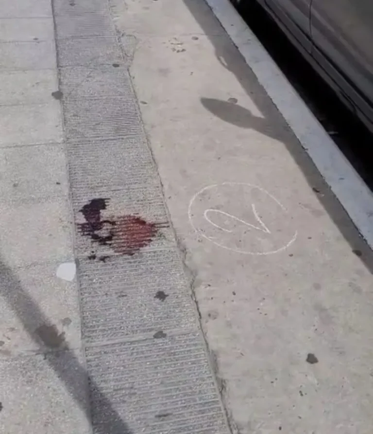 Un hombre fue apuñalado en el cuello y detuvieron a su expareja