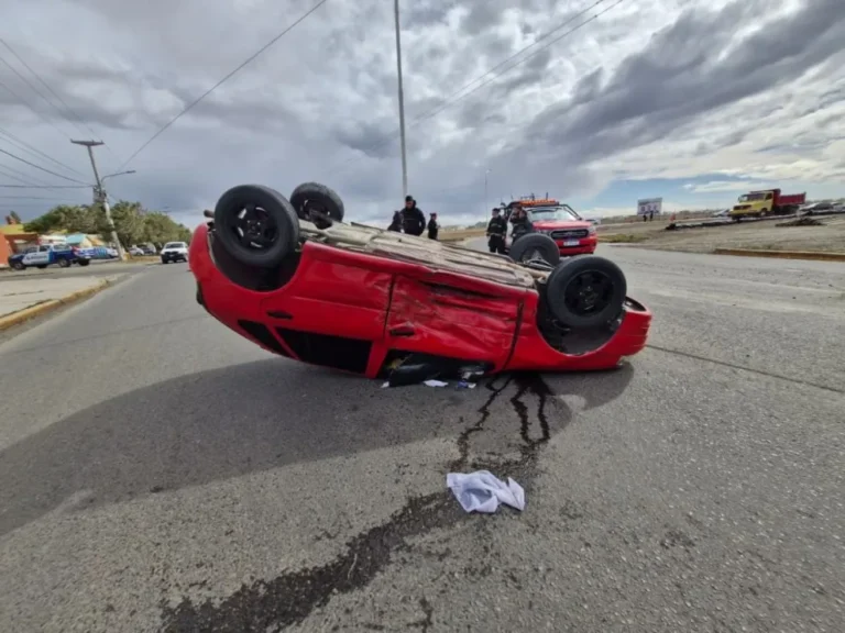 Choque y vuelco en Río Gallegos