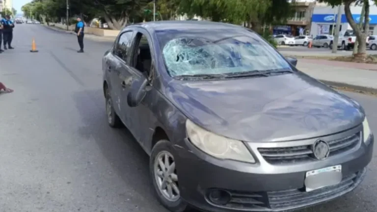 Atropellaron a un hombre mayor a la vista de los vecinos: voló por los aires y está grave
