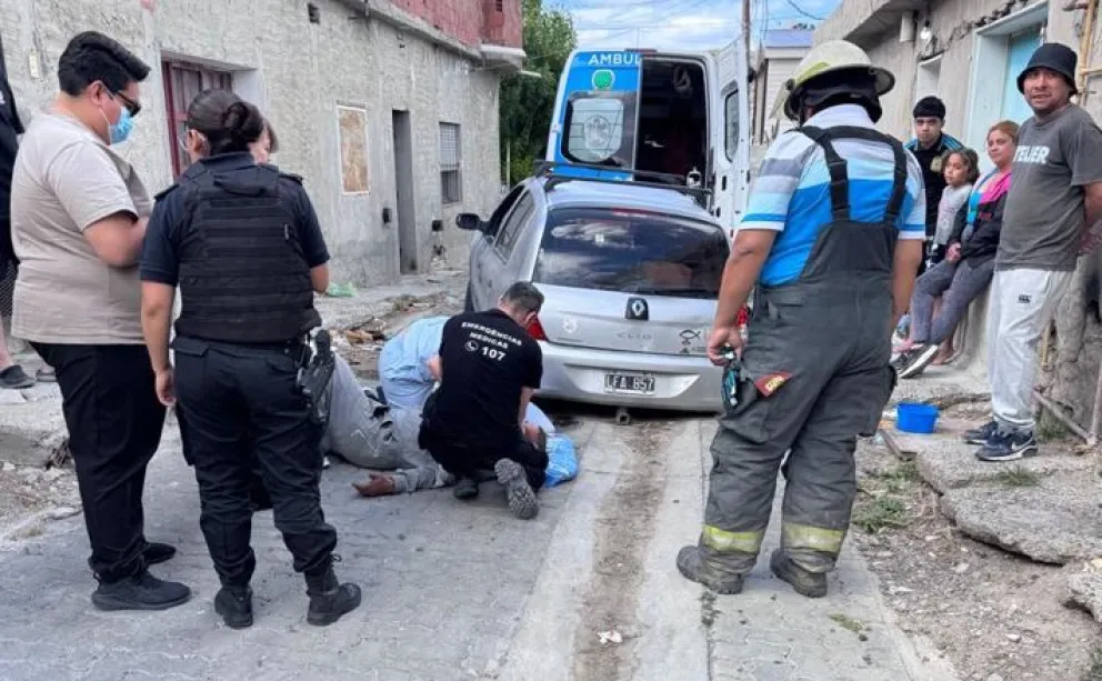 Km 3: Reparaba un auto en la calle y se le cayó el vehículo encima