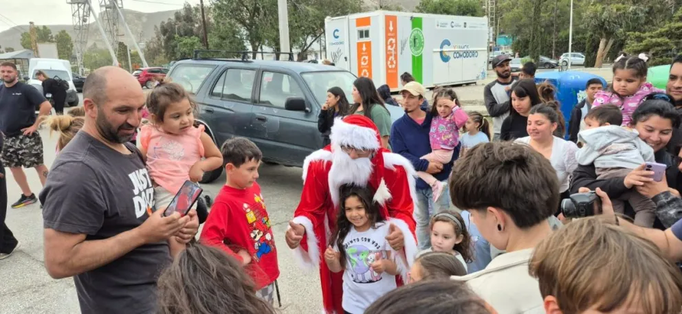 Bomberos del Destacamento 3 junto a Papá Noel y el Grinch repartieron golosinas