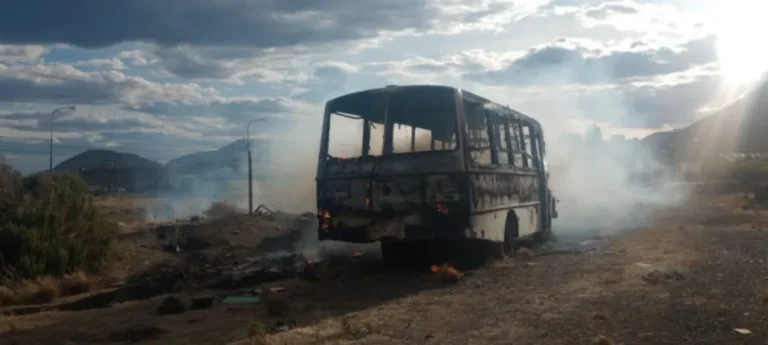Km 4: Se incendió colectivo abandonado que era utilizado por personas en situación de calle