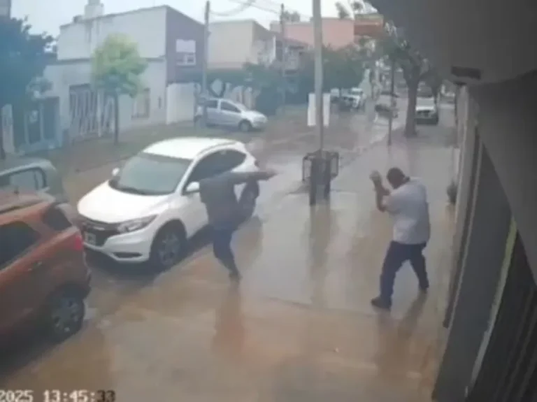 Le gatillaron dos veces en la cabeza para robarle el auto, pero la bala no salió