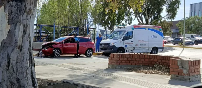 Comodoro: una ambulancia iba a un código rojo y chocó contra un auto