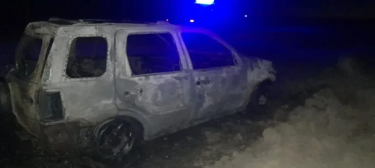 Incendio vehicular en Ruta 24 cerca de Sarmiento: un Ford Ecosport fue consumido por las llamas
