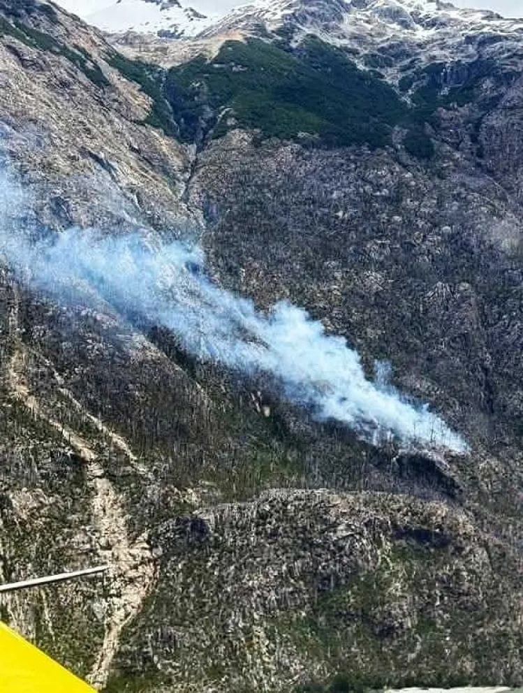 Foco de incendio en El Turbio: un rayo desencadenó el fuego