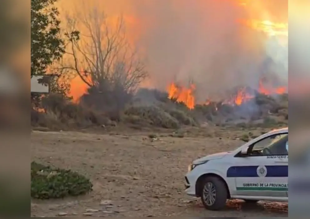 Incendio de pastizales a metros del Centro Agroecológico de Rada Tilly
