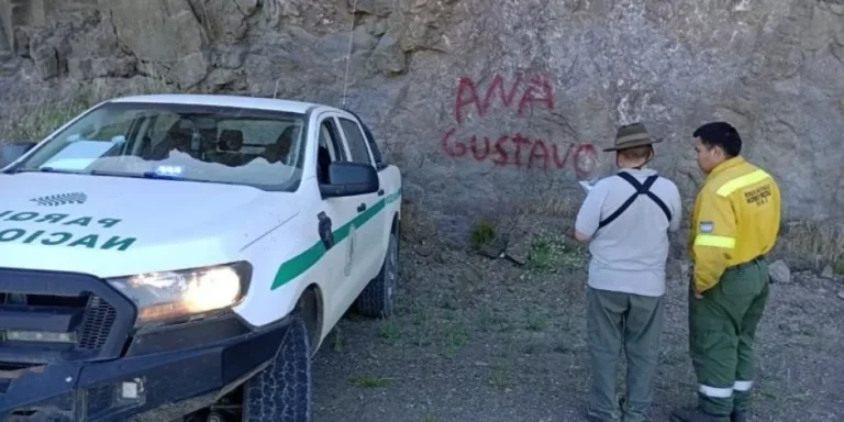 Un camionero pintó con aerosol las rocas en Valle Encantado