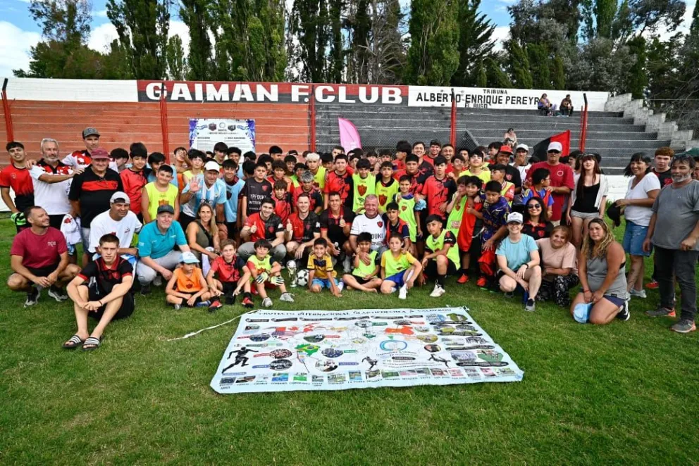 Torres confirmó la finalización de la cancha de césped sintético del Gaiman FC