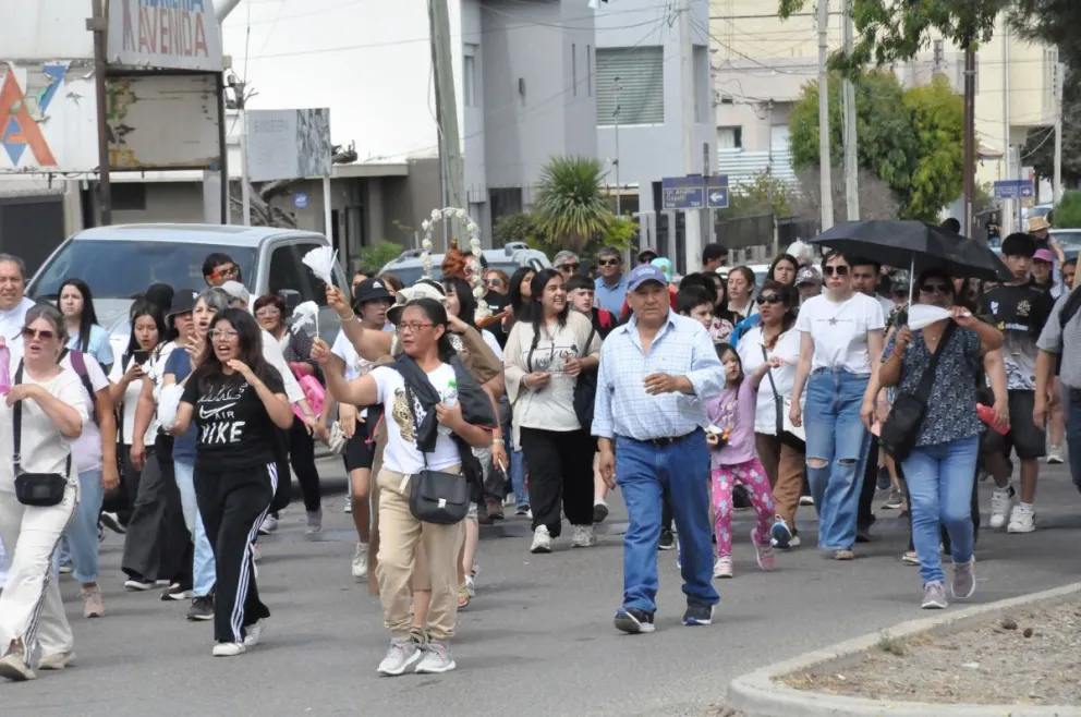 Decenas de fieles participaron de la procesión por el Día de la Inmaculada Concepción de la Virgen María