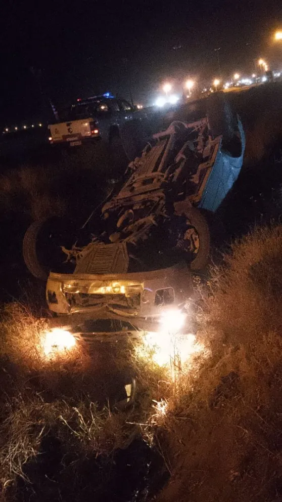 Manejaba borracho sobre Ruta 3 y terminó volcando