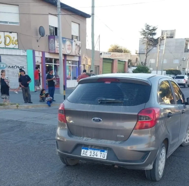 Chocaron una moto y un auto en el barrio Juan XXIII