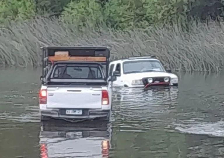 Sarmiento: quiso sacarse fotos en el Río Senguer y la correntada arrastró su camioneta
