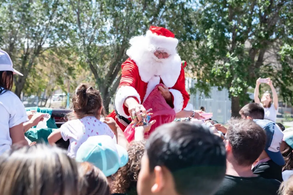 Papá Noel recorre Rada Tilly en una tarde de encuentro y celebración