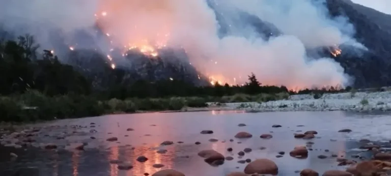 Brigadistas continúan combatiendo el incendio en El Turbio
