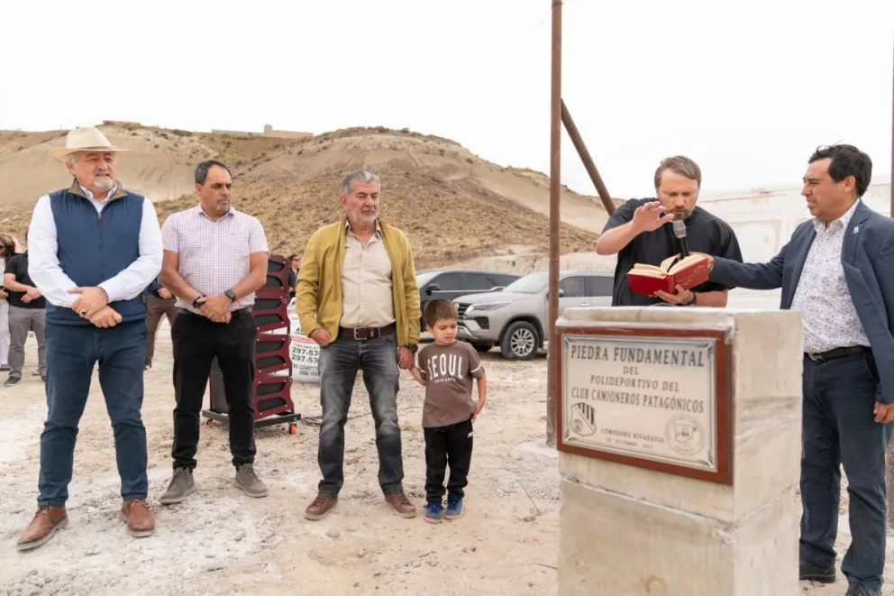 Colocaron la piedra fundamental del nuevo Polideportivo del Sindicato de Camioneros