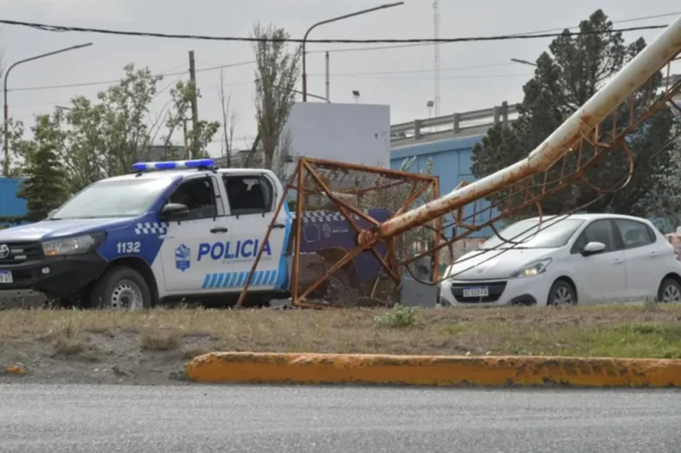 Temporal de viento en Río Gallegos provocó cortes de energía y daños por ráfagas intensas