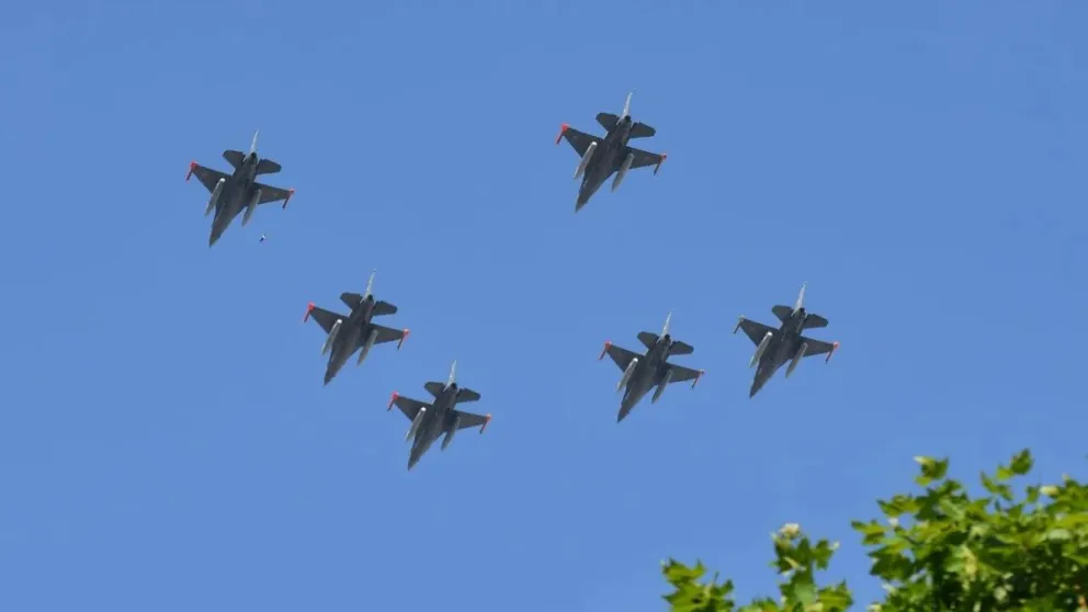 Los primeros F-16 sobrevolaron Buenos Aires