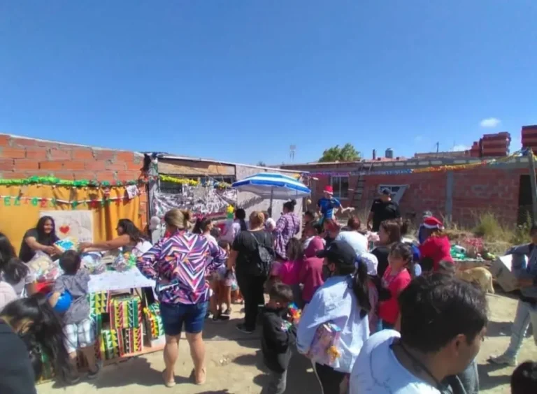 Papa Noel visita este sábado también el merendero del barrio Sismográfica