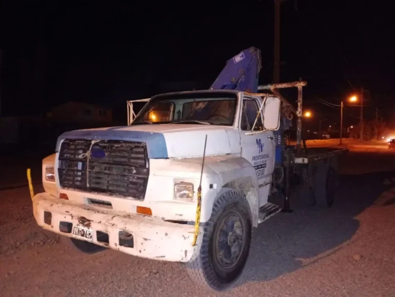 Chofer alcoholizado chocó con un camión una camioneta estacionada