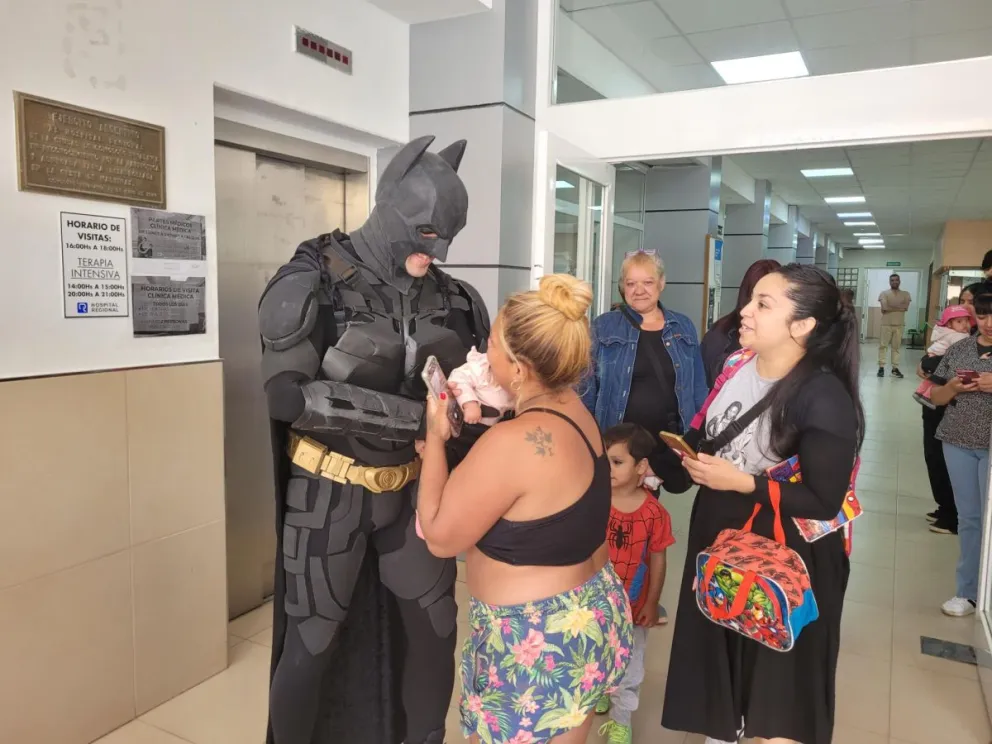 Batman les sacó una sonrisa a los chicos, con presentes en el Hospital Regional