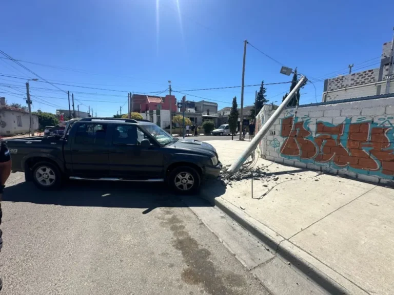 Un poste de luz fue dañado tras un accidente en Estado Árabes y Chubut