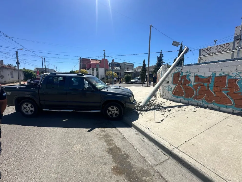 Un poste de luz fue dañado tras un accidente en Estado Árabes y Chubut