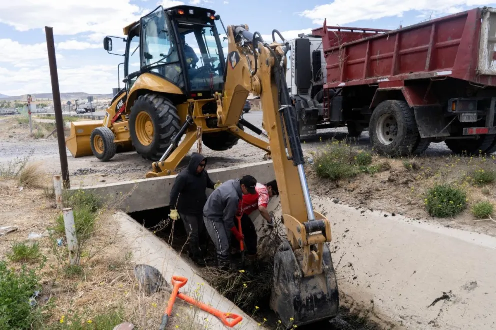 Comenzó la limpieza del pluvial junto a Ruta 3 en barrio Favaloro
