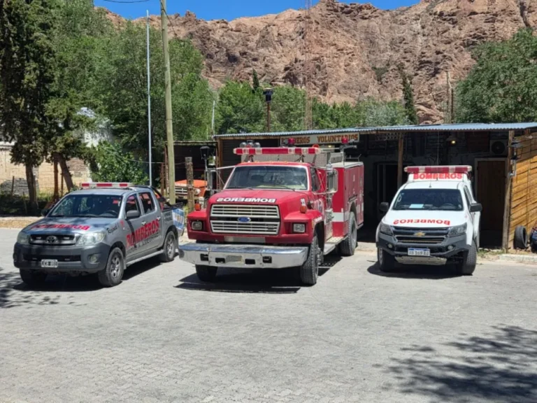 Bomberos de Comodoro donaron una autobomba a sus pares de Florentino Ameghino