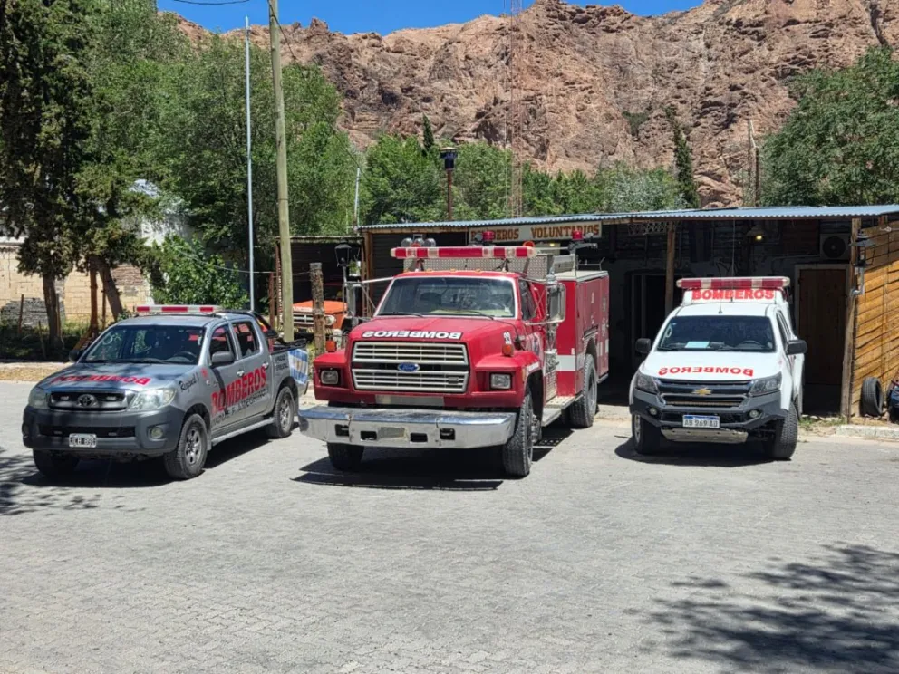 Bomberos de Comodoro donaron una autobomba a sus pares de Florentino Ameghino