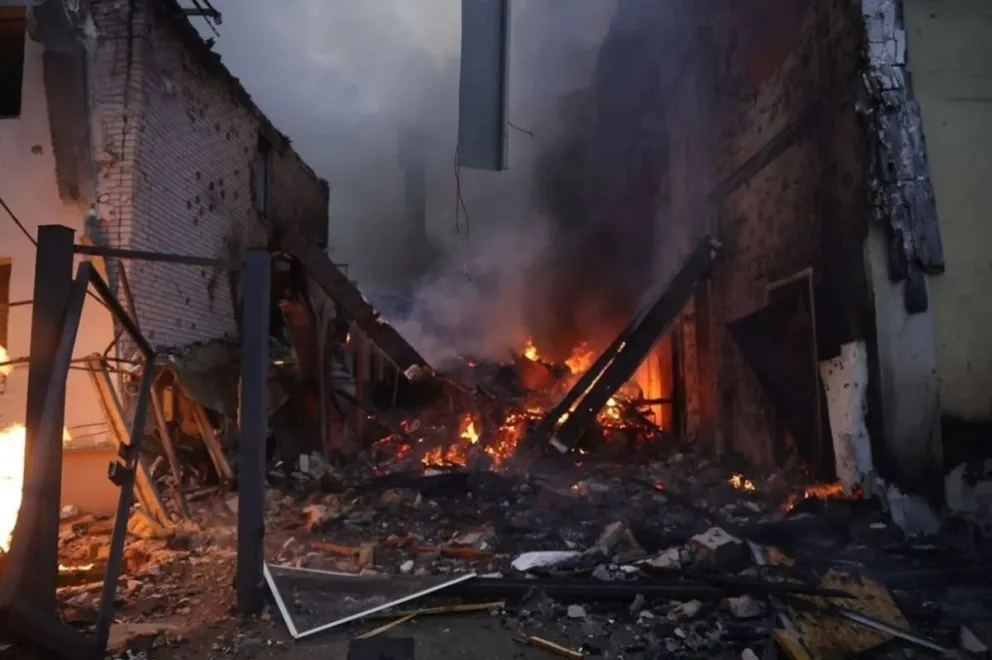 Zelenski acusa a Rusia de no buscar la paz tras ataque con drones y misiles