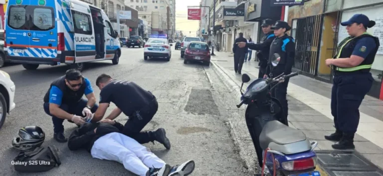 Fuerte colisión en el centro de Comodoro dejó a un motociclista herido