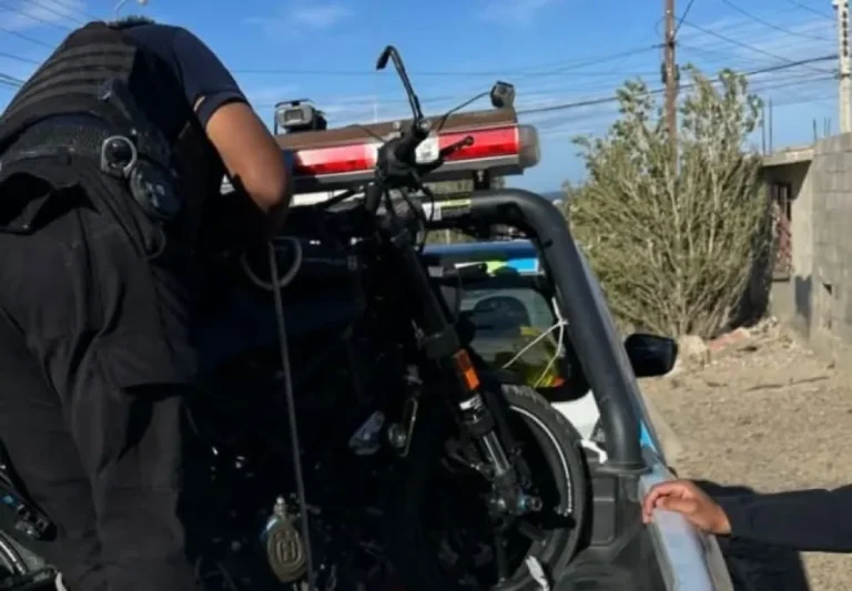 Persecución policial y detención de joven que escapaba en moto robada y con una "tumbera"
