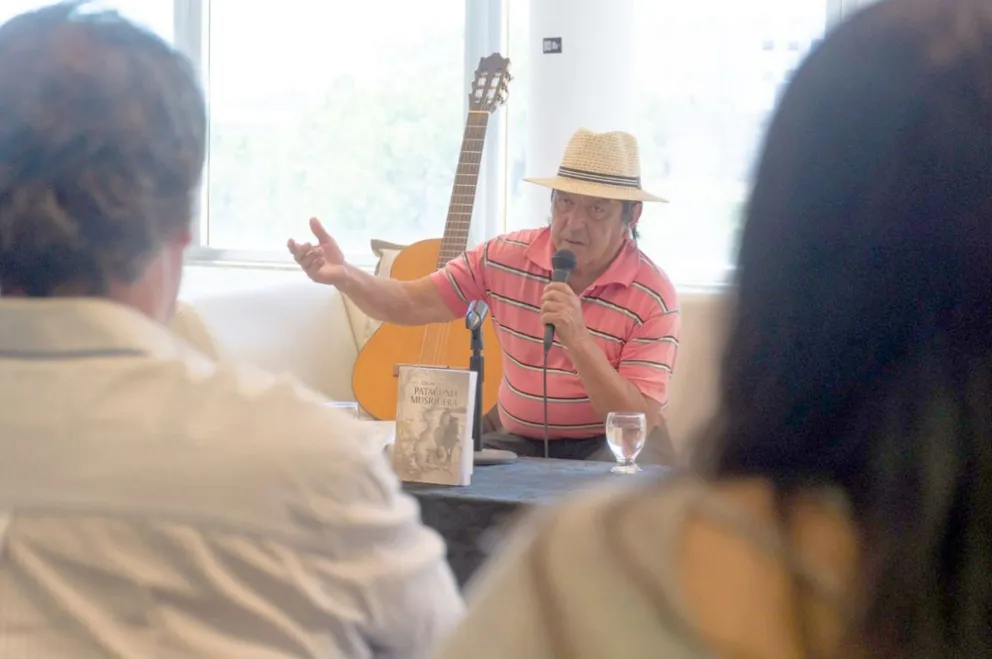 Provincia presentó en Rawson el libro “Patagonia Musiquera” de Oscar Payaguala