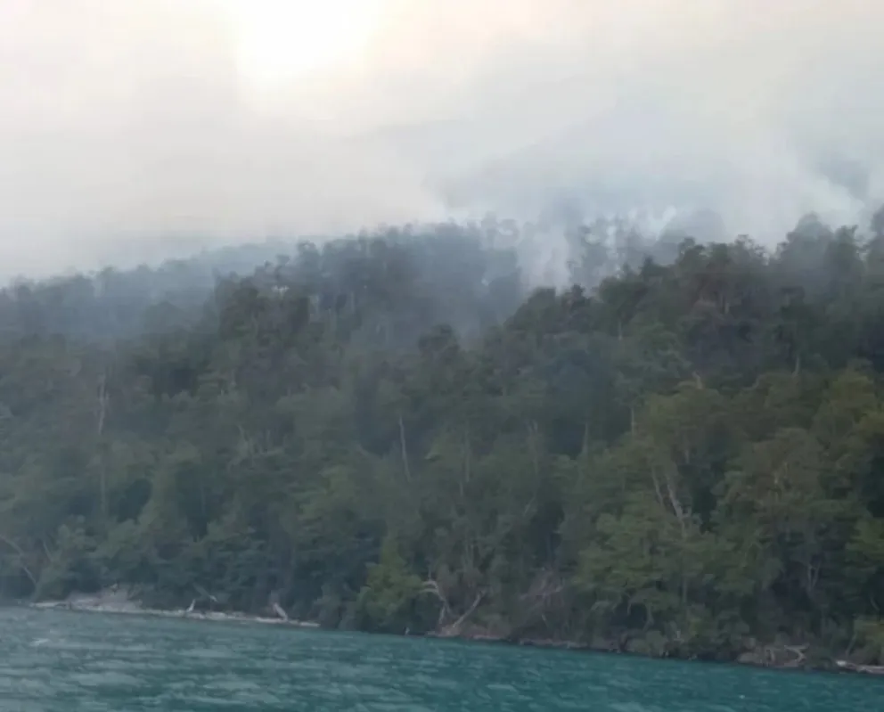 Complejo operativo para controlar un incendio en una zona remota del lago Menéndez