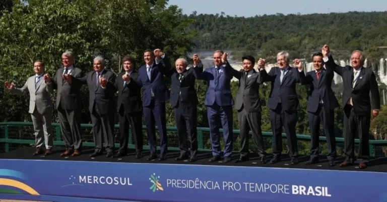 Milei llamó “narcoterrorista” a Maduro y apoyó la presión de EE.UU. en la cumbre del Mercosur