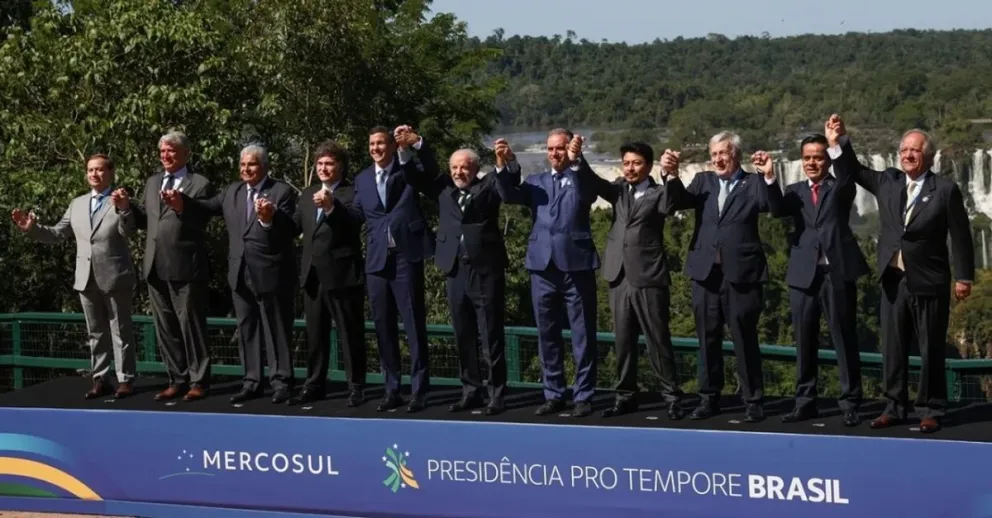 Milei llamó “narcoterrorista” a Maduro y apoyó la presión de EE.UU. en la cumbre del Mercosur