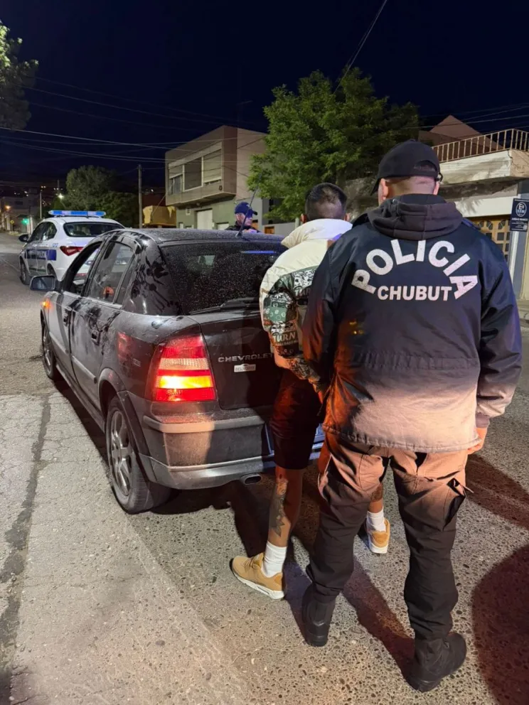 Conducía a contramano y con las luces apagadas, lo interceptaron y resultó estar armado