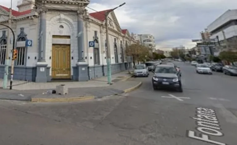 Asaltaron con cuchillo a un albañil en pleno centro de Trelew y le robaron el celular